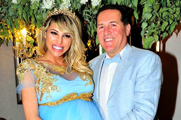 Victoria Xipolitakis – 36 años – y Javier Naselli – 58 años – 2 años
