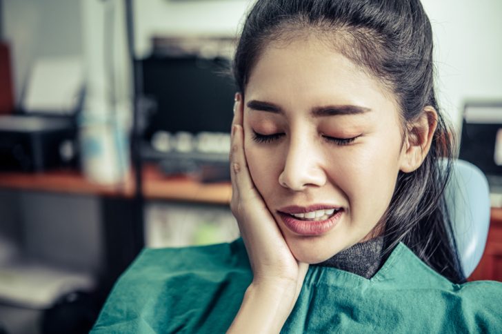 How to relieve pain after tooth extraction?